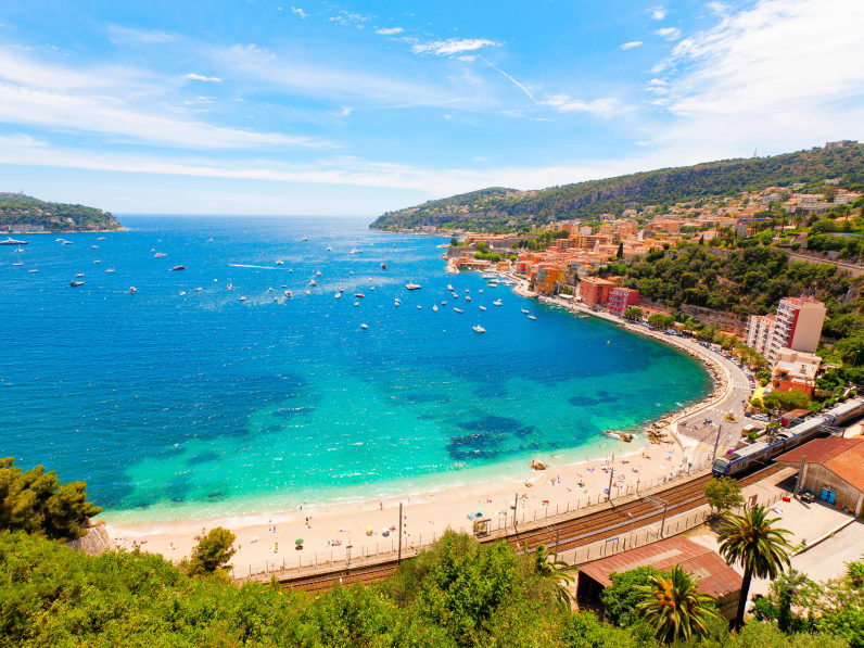 Strand von Villefranche-sur-Mer, Côte d’Azur, Frankreich