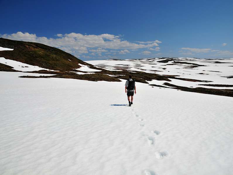 Ein Wanderer im Schnee