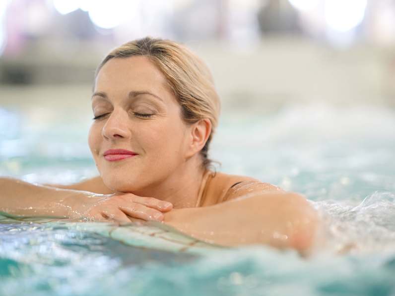 Eine Frau genießt die Therme © goodluz – stock.adobe.com