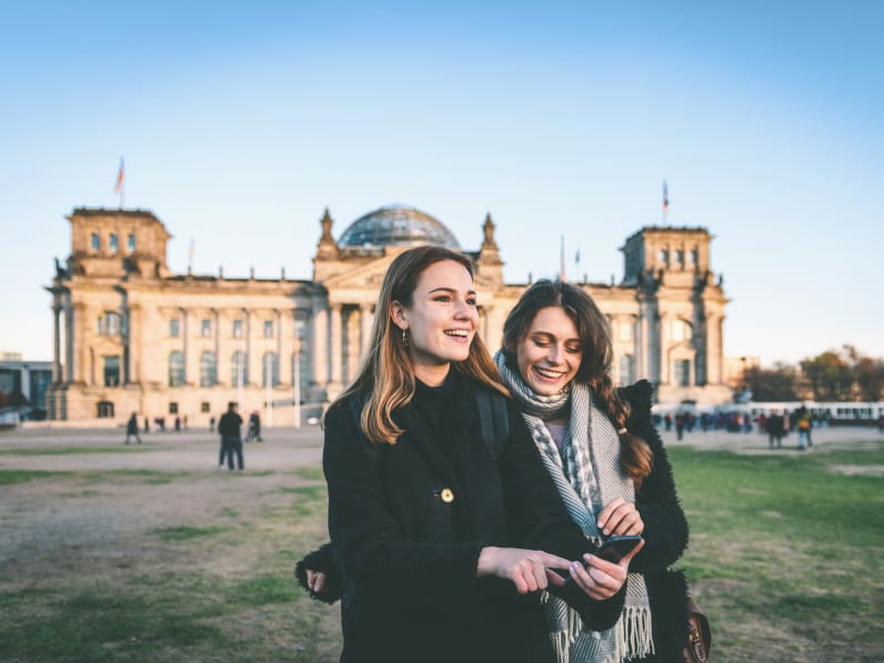 Zwei Frauen stehen vor dem Reichstag in Berlin.