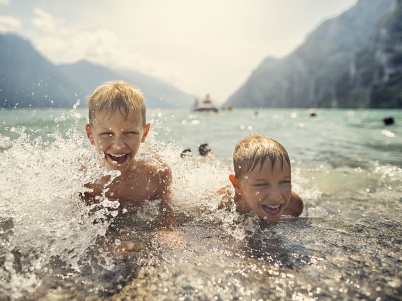 Zwei Jungs baden im Gardasee in Italien.
