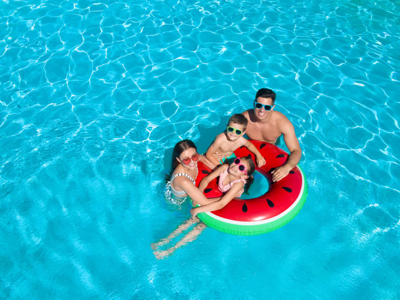 Familie im Pool.