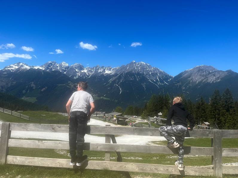 Zwei Jungs blicken auf die Berge in Südtirol