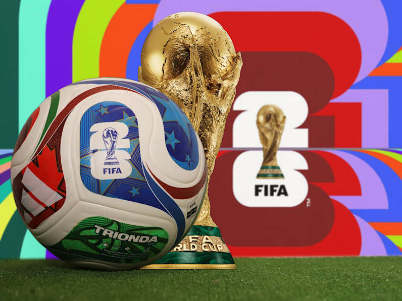 Ball und Trophäe des FIFA World Cuo 26