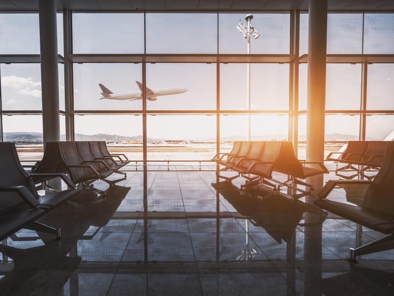 Flugzeug startet am Flughafen, Sicht aus Wartehalle.