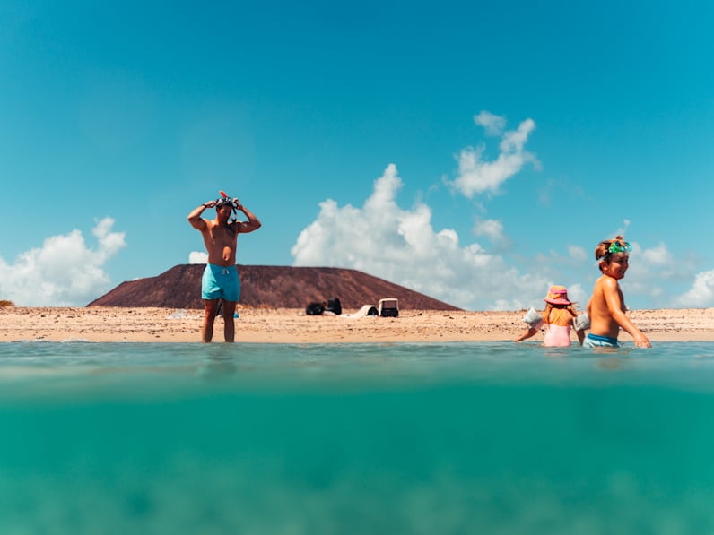 Familie badet am Strand, Insel Lobos, Fureteventura