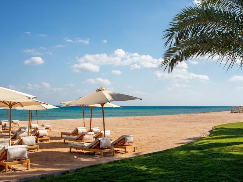 Strand mit Liegen in Hurghada, Ägypten