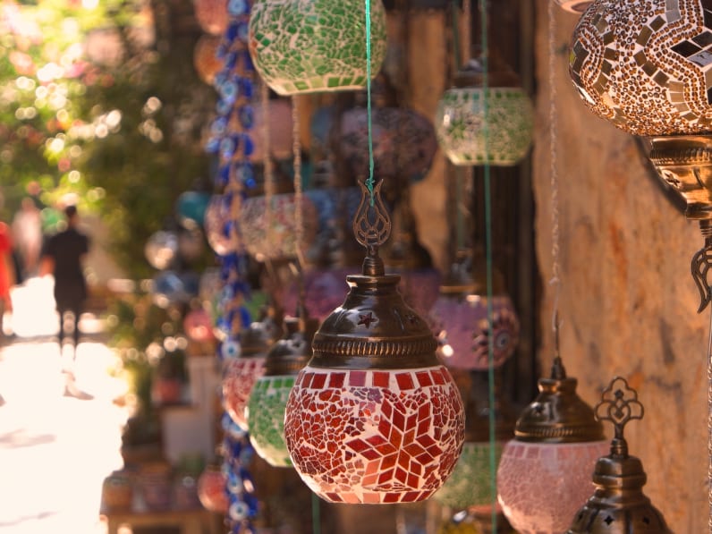 Lampen hängen an einem Marktstand auf einem Basar in Antalya, Türkei