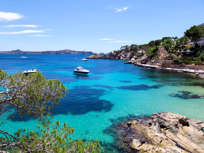 Luxusjachten vor der Küste Mallorcas, Spanien.