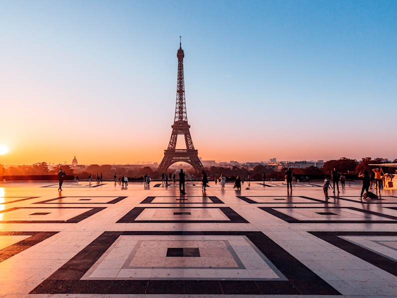 Paris – hier mit Wahrzeichen Eiffelturm – ist besonders für das Sternzeichen Fische 2024 eine Reise wert.