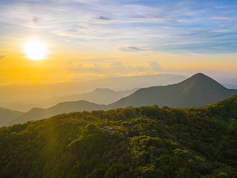 Sonnenuntergang über den Blue and John Crow Mountains auf Jamaika, In dem Park liegt auch der der Blue Mountain Peak, mit gut 2.250 Metern Höhe die höchste Erhebung Jamaikas