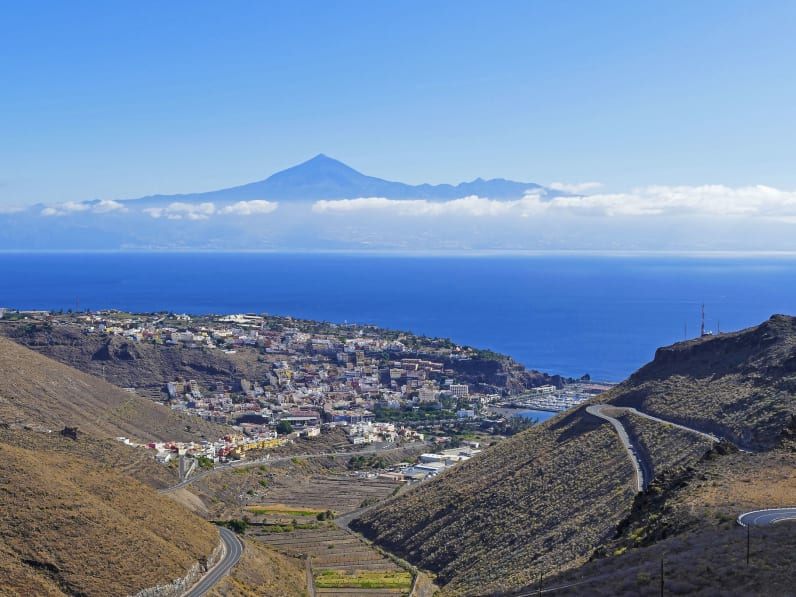 Blick auf Inselhauptstadt San Sebastian und den Teide (Teneriffa)