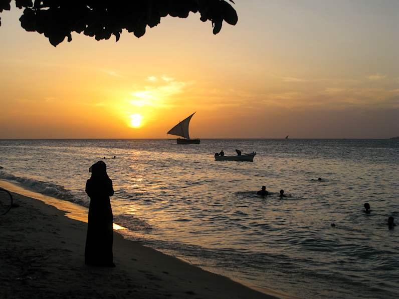 Blick auf ein Gewässer bei Sonnengang