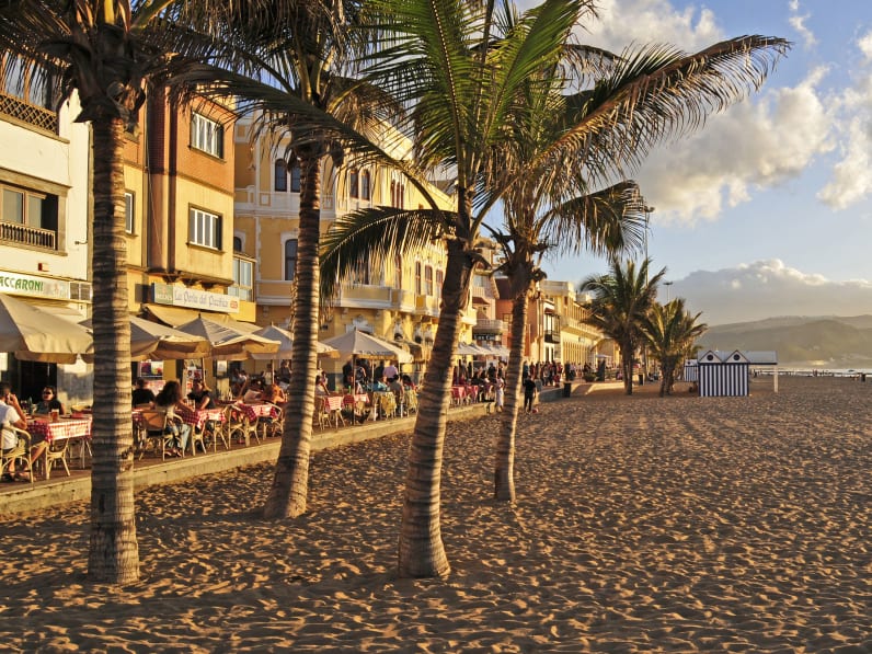 Spazierengehen, gut essen und sonnenbaden – geht alles gut am Beach von Las Palmas © fotolia/Marleny