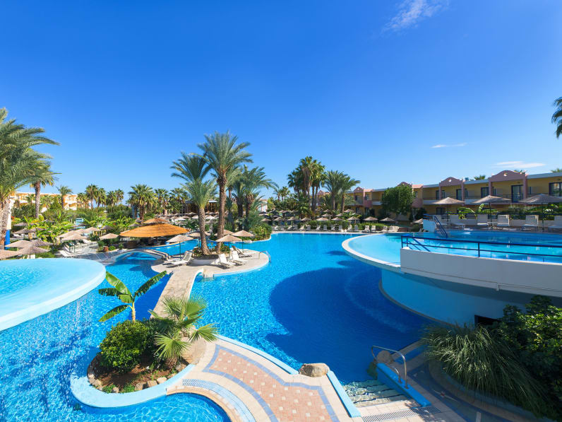 Poolanlagen mit Palmen