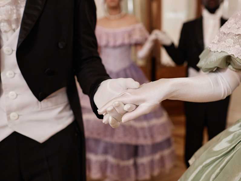 Nahaufnahme einer Tanzszene im Stil der Regency-Ära