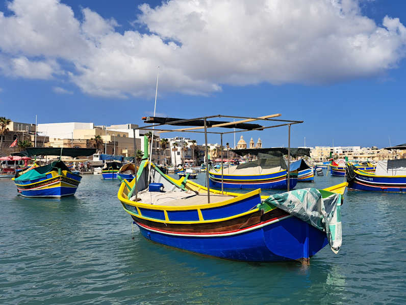 Luzzus auf dem Wasser, Marsaxklokk, Malta © Philip Bucher
