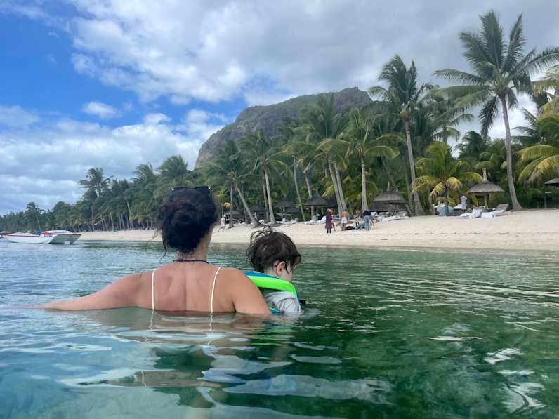 Mutter und Kind im Wasser am Le Morne Beach auf Mauritius, ©Theresa Mayer HolidayCheck Mitarbeiterin