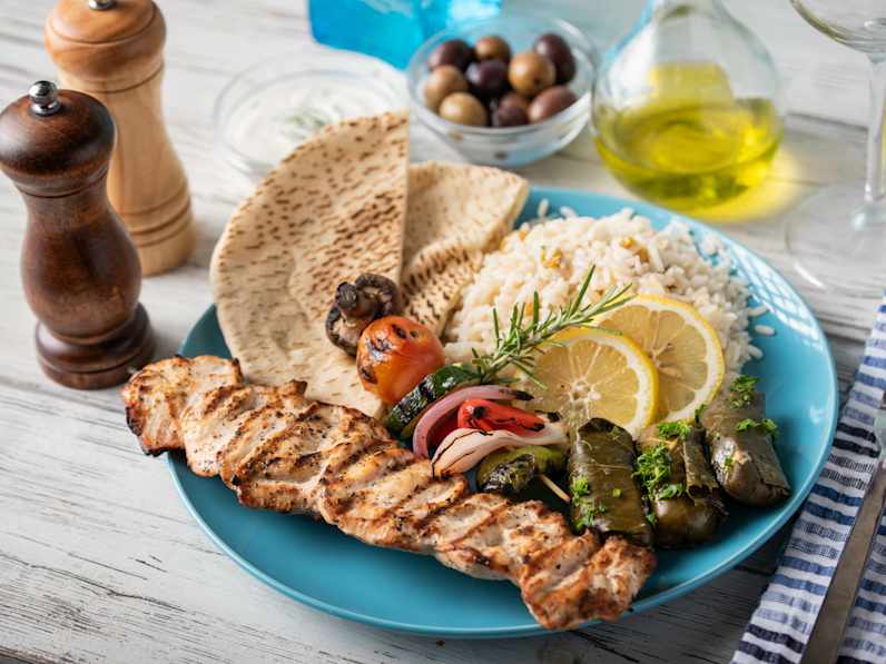 Souvlaki, Reis, Pitabrot und gefüllten Weinblättern, Insel Kos