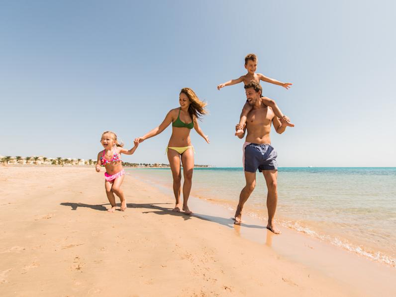Familie am Strand in Ägypten © Getty Images