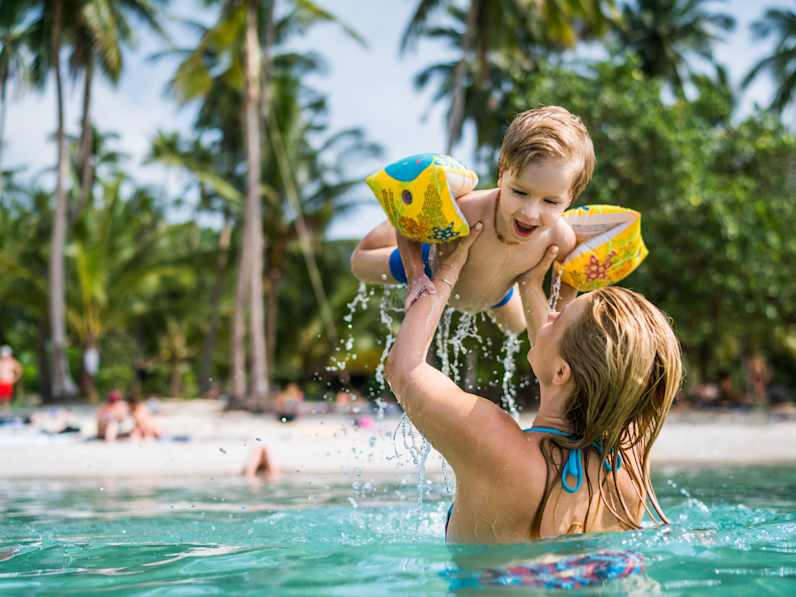Familienurlaub am Strand, Thailand