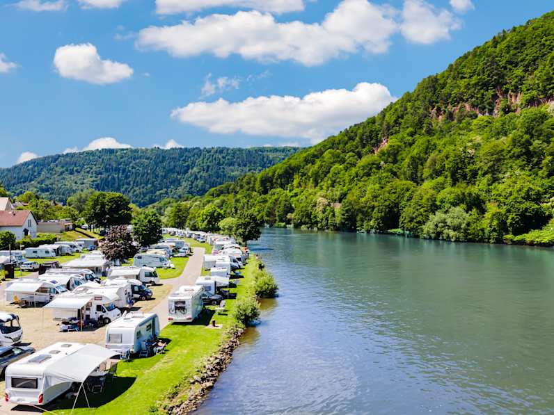 Campingplatz am Fluss Neckar, Deutschland