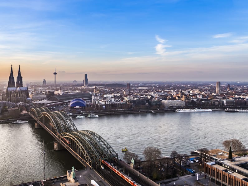 Luftaufnahme von Köln im Sonnenuntergang