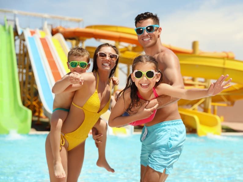 Familie in einem Aquapark