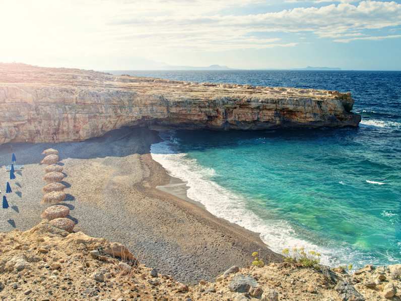 Eine Bucht mit einem leerem Strand