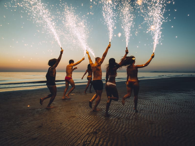 Party mit FreundInnen an einem Strand