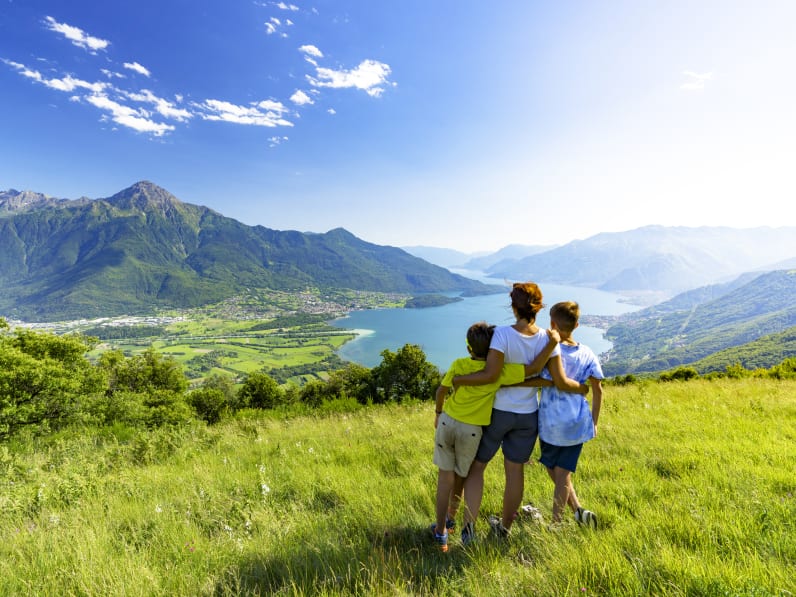 Familie mit Ausblick auf Comer See