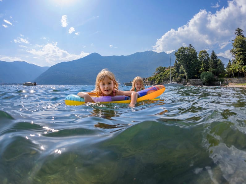 Kinder schwimmen im Lago Maggiore