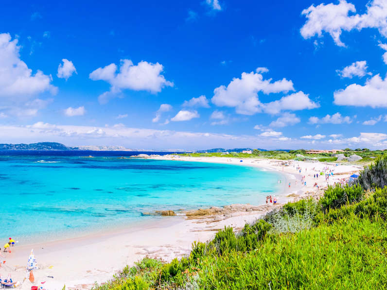 Ein heller Strand mit klarem Wasser