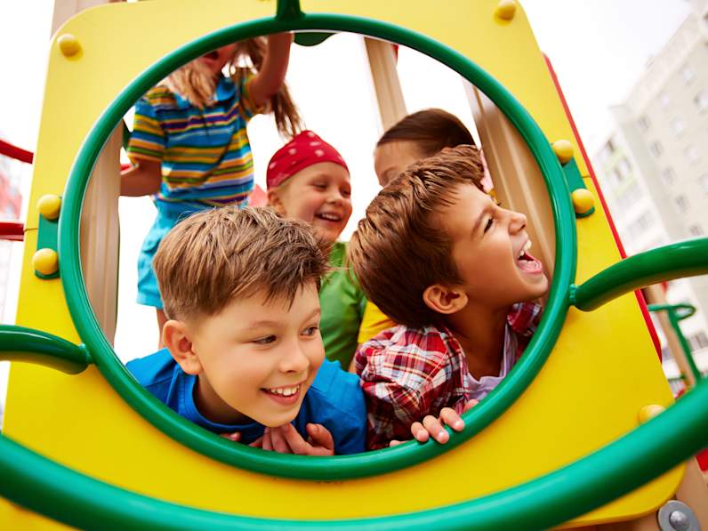 Kinder spielen im Freizeitpark