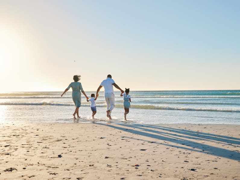 Familie am Strand im Urlaub