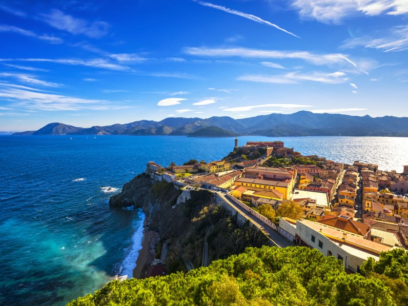 Insel Elba, Portoferraio Luftaufnahme. Leuchtturm und fort. TUSC