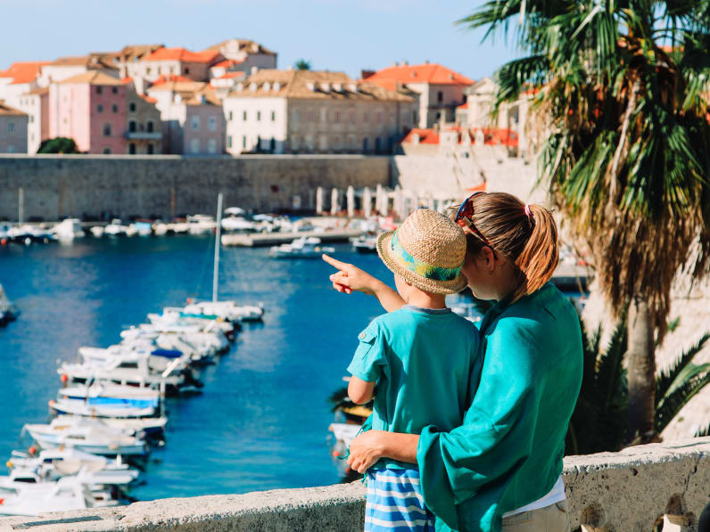 Mutter und Sohn machen Familienurlaub in Dubrovnik, Kroatien