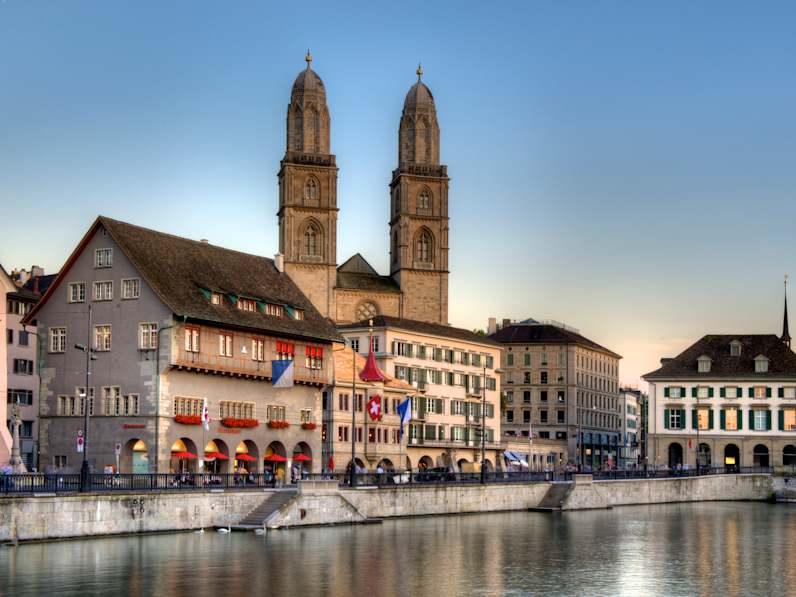 Zürich sightseeing Grossmunster und Fluss limmat