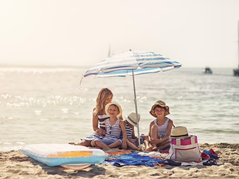 Mutter mit Kindern am Strand auf Mallorca, Spanien