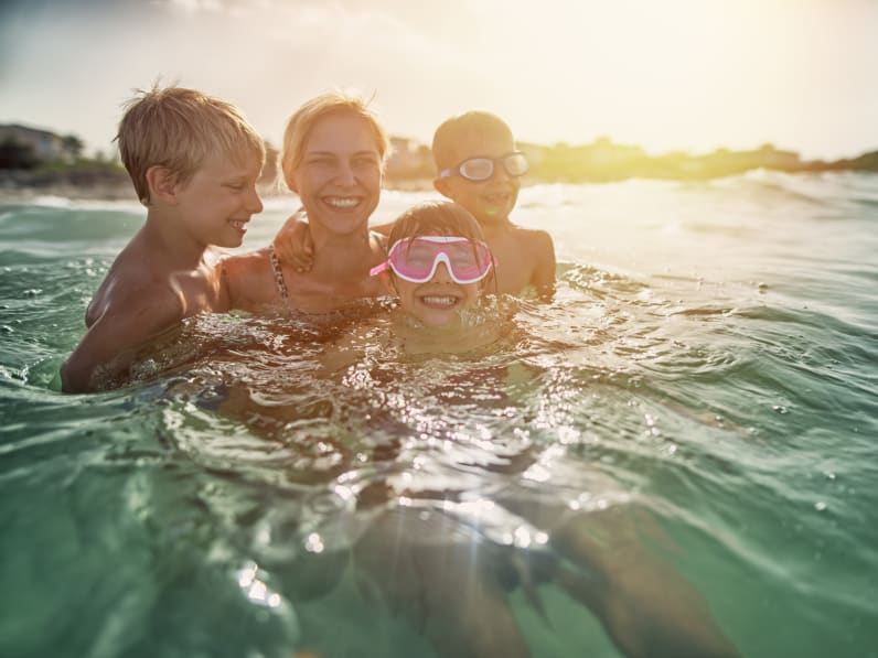 Familie im Meer auf Mallorca, Spanien