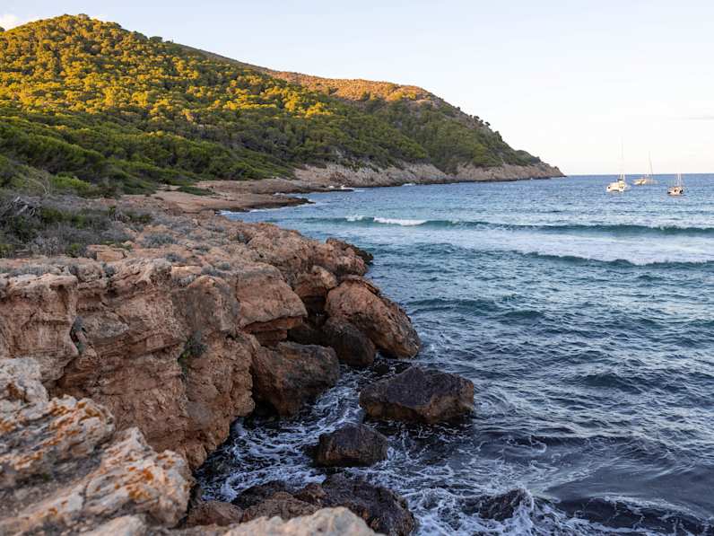 Felsen in der Bucht Cala Agulla auf Mallorca, Spanien