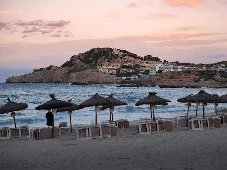 Sonnenuntergang in der Bucht Cala Agulla auf Mallorca, Spanien