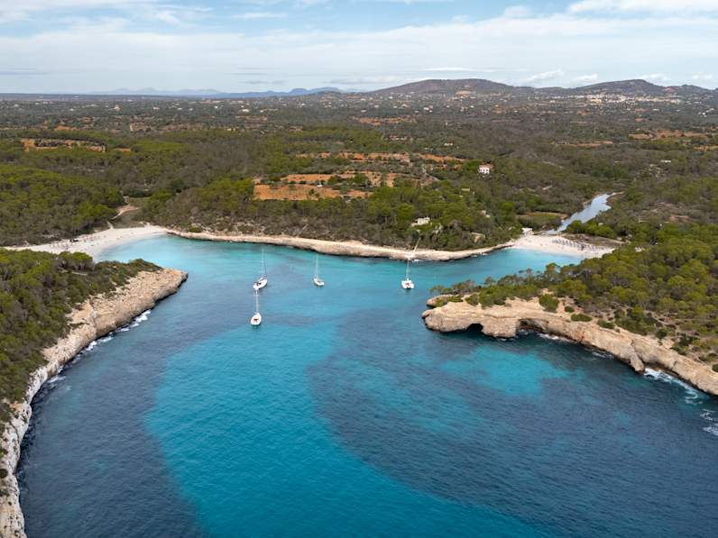 Luftaufnahme von S`Amarador und Parc Natural de Mondrago auf Mallora, Spanien