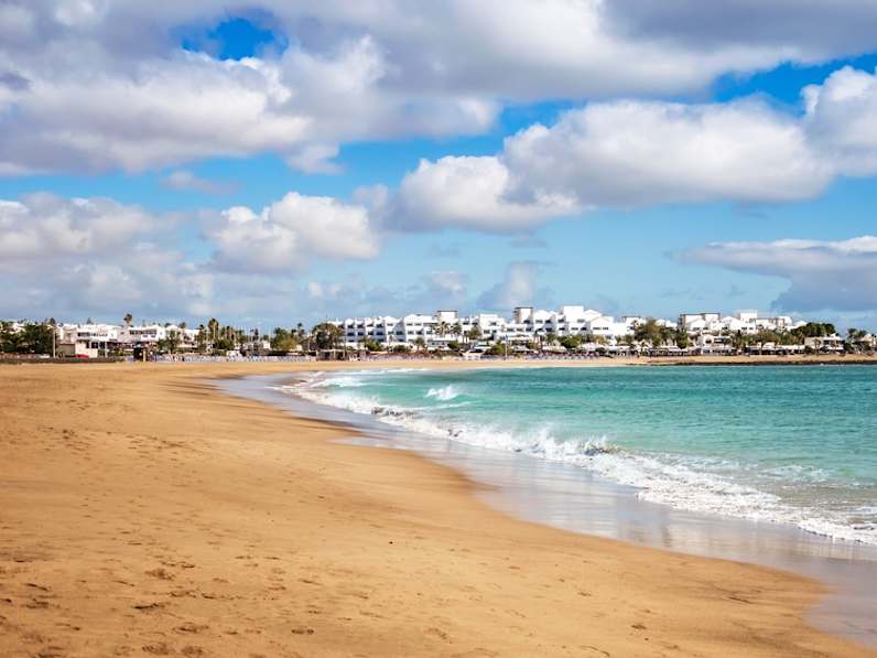 Sandstrand von Playa de los Pocillos auf Lanzarote © shutterstock.com - Julia Lav