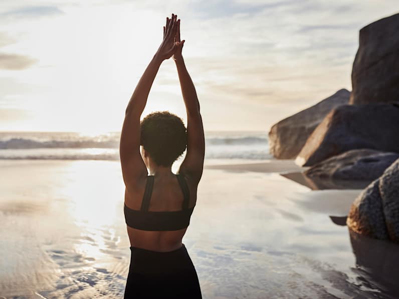 Yoga am Strand mit Blick auf das Meer