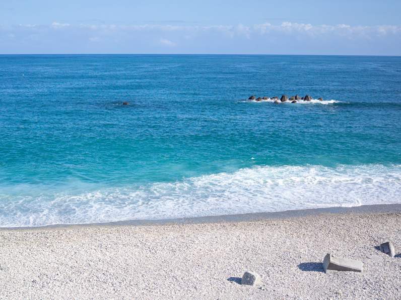 Kiesstrand mit kristallklarem Wasser © Shutterstock