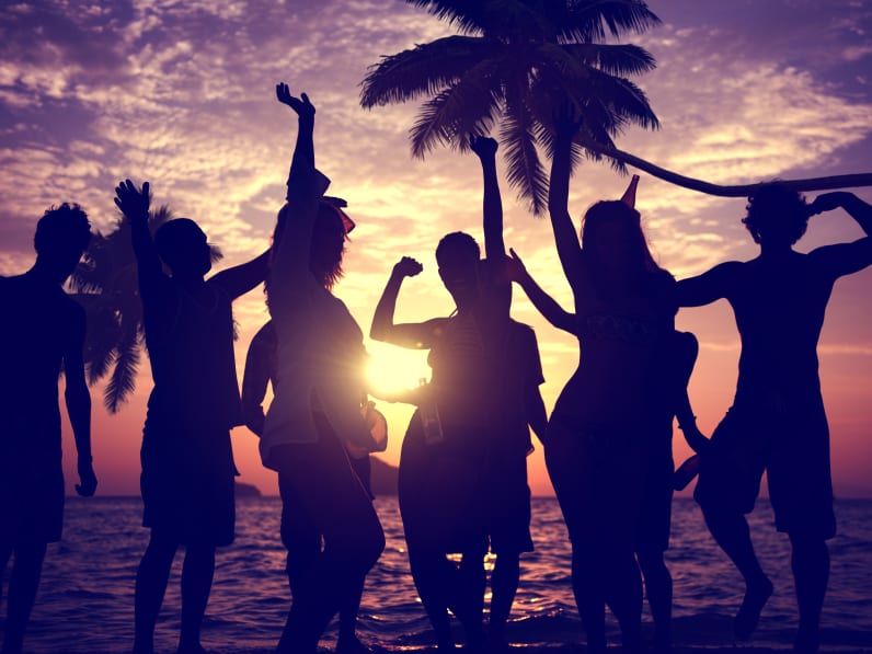 UrlauberInnen feiern am Strand