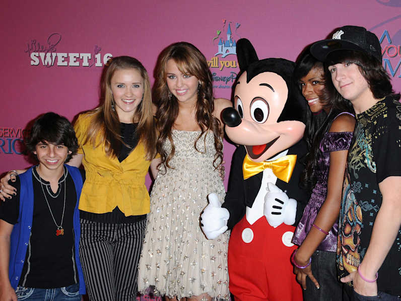 Miley Cyrus und Cast Mitglieder von Hannah Montana bei der Sweet 16 Celebration for Miley Cyrus © Shutterstock | s_bukley