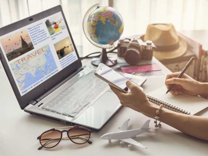 Urlaubsplanung und Recherche am Laptop