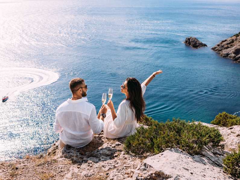 Verliebtes Paar mit Blick aufs Meer